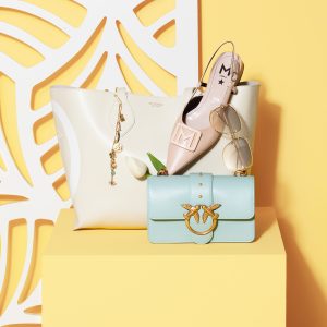 Beżowa torba Tru Trussardi 989 zł, niebieska torebka Pinko 1100 zł, buty Marella 1017 zł, okulary Deni Cler Milano 599 zł, bransoletka Tous 1439 zł