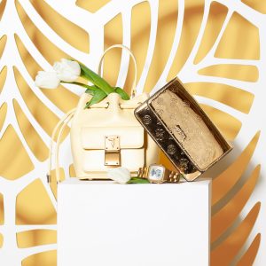 Żółta torebka Tru Trussradi 619 zł, złota torebka Guess 469 zł, zegarek Tous 1019 zł