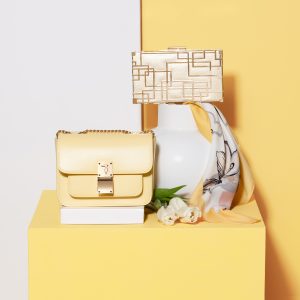 Żółta torebka Tru Trussardi 589 zł, złota torebka Molton 199 zł, apaszka Liu Jo 199 zł