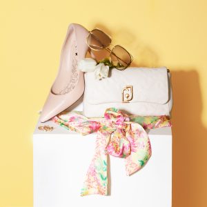 Buty Marella 1039 zł, torebka Liu Jo 559 zł, okulary Deni Cler Milano 599 zł, bluzka Guess 339 zł, pierścionki Tous - szeroki 479 zł, dwa cienkie 599 zł