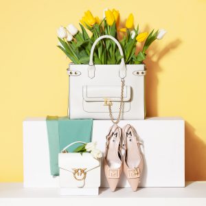 Duża torba Luisa Spagnoli 2449 zł, turkusowe spodnie Marella 789 zł, mała torebka Pinko 1080 zł, buty Marella 1017 zł, bransoletka Swarovski 349 zł